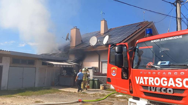 U centru Prijedora požar na stambenom objektu