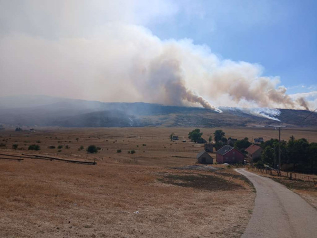 Veliki požar kod Tomislavgrada i Prozor-Rame i dalje aktivan, vatra prijeti Vran planini