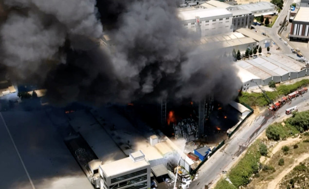 Vatrogasne ekipe gase požar u Kožarsko-industrijskoj zoni u Tuzli kod Istanbula