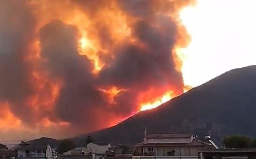 Snažni šumski požari bjesne u Grčkoj, uključujući turističke otoke Hios i Zakintos