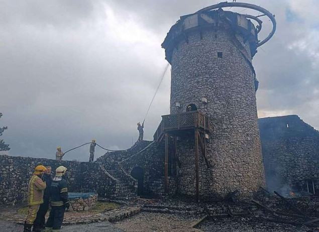 Potvrđeno da je udar groma uzrok požara na Starom gradu u Velikoj Kladuši