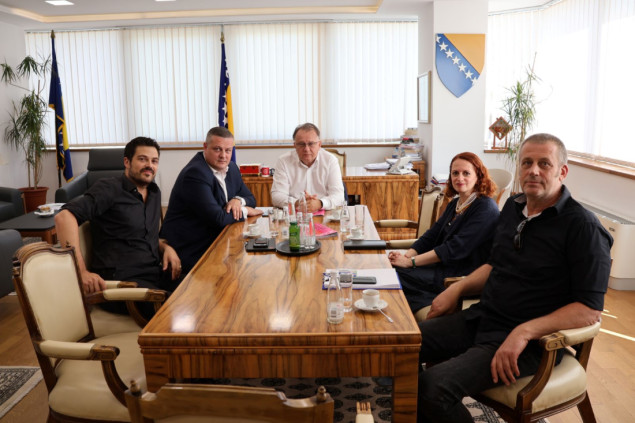 Premijer Nikšić i dopremijer Mijatović s delegacijom SFF-a