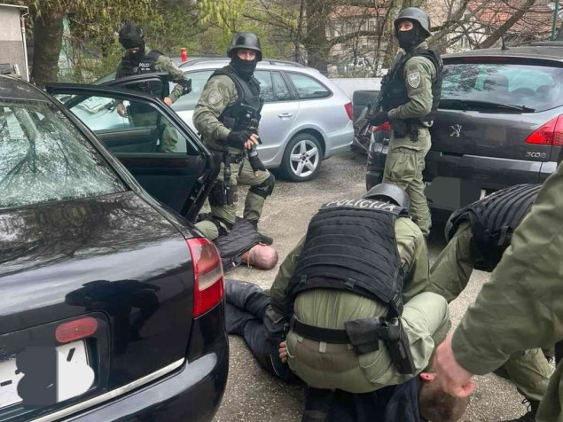 Pretresi u Zenici i Banja Luci, uhapšeno više osoba, pronađena droga i oružje