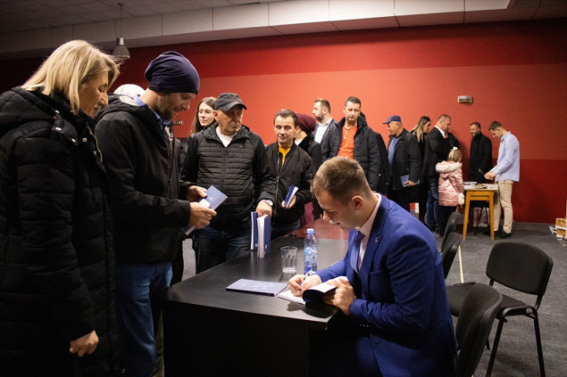 Promovirana zbirka poezije “Egzodus: Srebrenička poema”, autora Mirnesa Omerovića