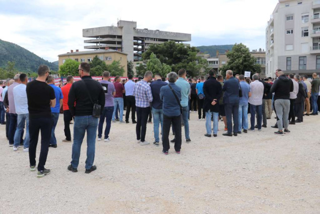 Novi prosvjed ispred HNK Mostar; gradonačelnik pozvao na smirivanje tenzija
