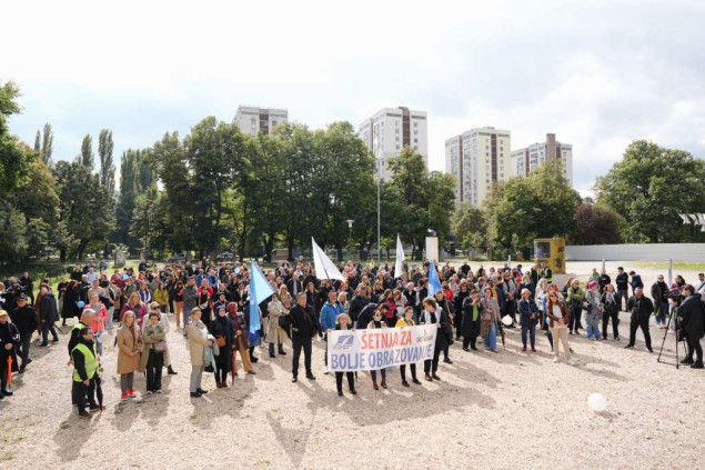 Šetnja za bolje obrazovanje: Nastavnici u Sarajevu poručili da reforme nisu poboljšale školstvo