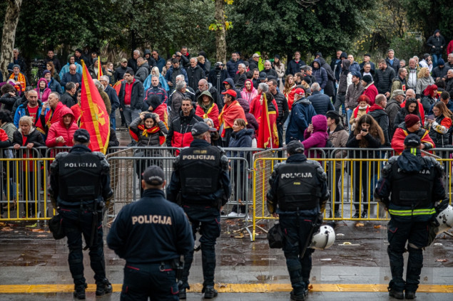 Počeo protest u Podgorici, jake policijske snage obezbjeđuju zgradu Skupštine