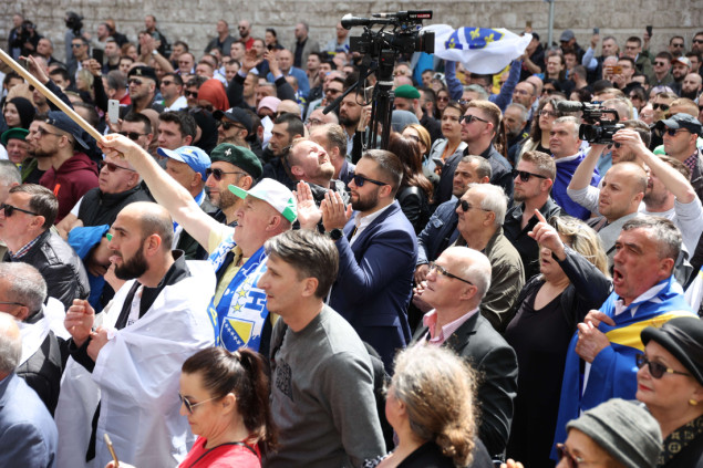 Na protestima ispred zgrade Parlamenta FBiH stotine ljudi