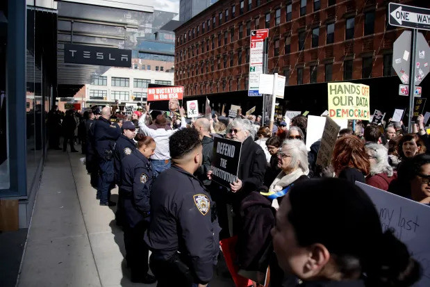 Protesti protiv Elona Muska ispred Teslinog salona u New Yorku, devet osoba uhapšeno