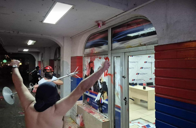 Građani upali u prostorije SNS-a u Novom Sadu, razbijeni prozori