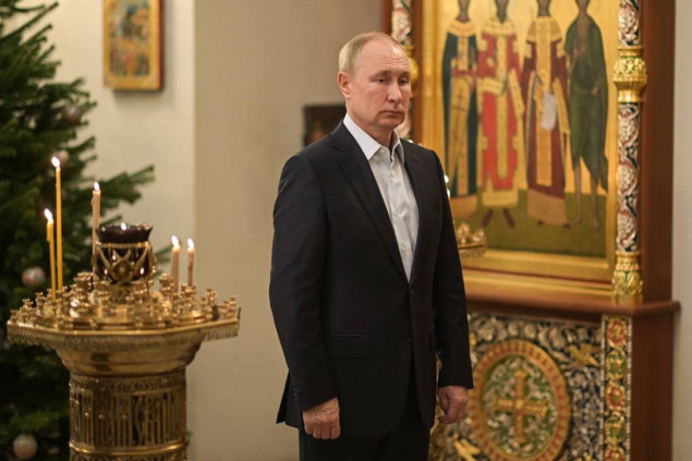 Putin sam na božićnoj liturgiji u crkvi u Kremlju