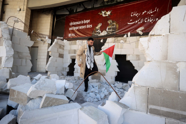 Ispred općine Ramallah maketa srušene sobe umjesto božićne jelke