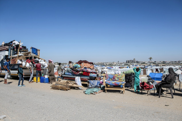 Izraelski tenkovi napreduju glavnim putem koji dijeli grad Rafu