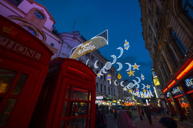 London prvi put ukrašen za ramazan: Oko 30.000 lampi u najpoznatijoj ulici