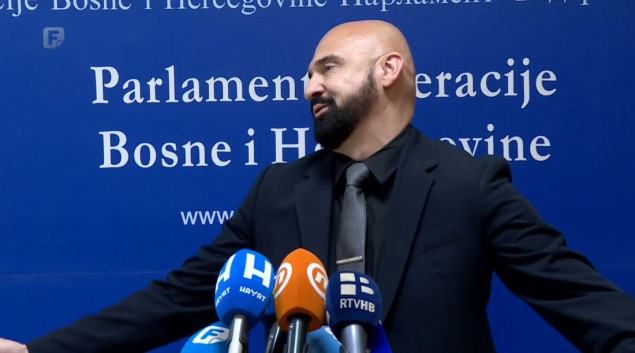 Isak o pjesmi i CIK-u:  Zamislite šta ćemo uraditi za predizbornu kampanju, ima država da gori