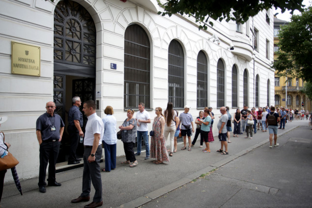 Ispred HNB-a dugački red građana za kupovinu prigodne kovanice s motivom Pelješkog mosta