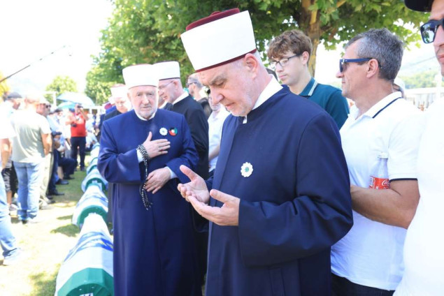 Reis Kavazović obišao tabute, delegacije polažu cvijeće