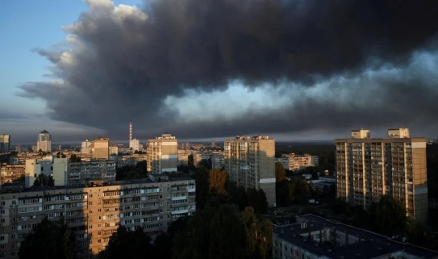 Veliki ruski napad dronovima i raketama na Kijev, poginule dvije osobe, pogođena zgrada vlade