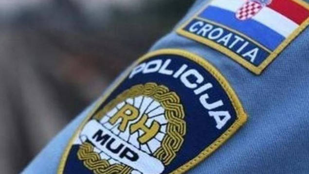 Državljanin BiH zbog majice kojom je uznemiravao prolaznike u Cavtatu kažnjen sa 700 eura