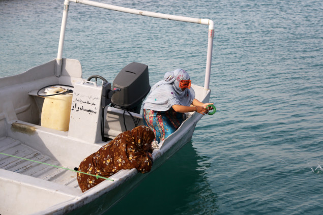 Iranke sa ostrva Hengam ribolovom zarađuju za život