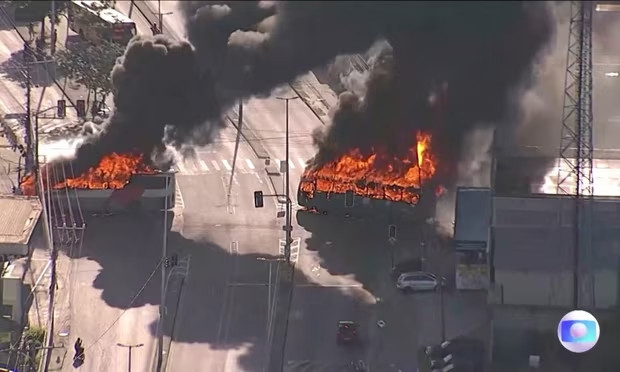 Paravojne bande u Brazilu zapalile više od 40 vozila i voz