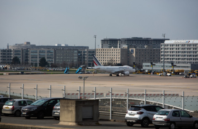 Policija pucala na osobu sa nožem na aerodromu u Parizu
