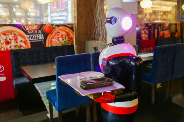 Nepal: Roboti poslužuju goste u restoranu u Katmanduu