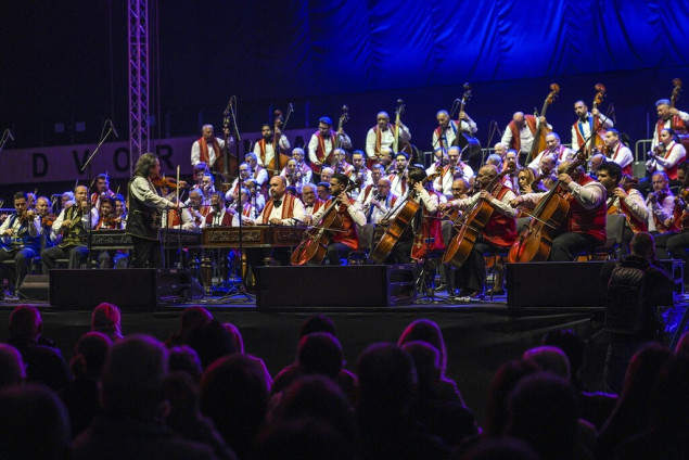 Spektakl u Sarajevu: "Sto romskih violina" oduševilo publiku u dvorani "Mirza Delibašić"