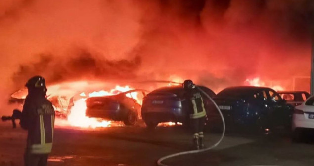 Požar u Tesla salonu u Rimu uništio 17 automobila