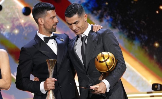 Nagrada izmišljena ove godine: Ronaldo uručio Đokoviću posebnu nagradu