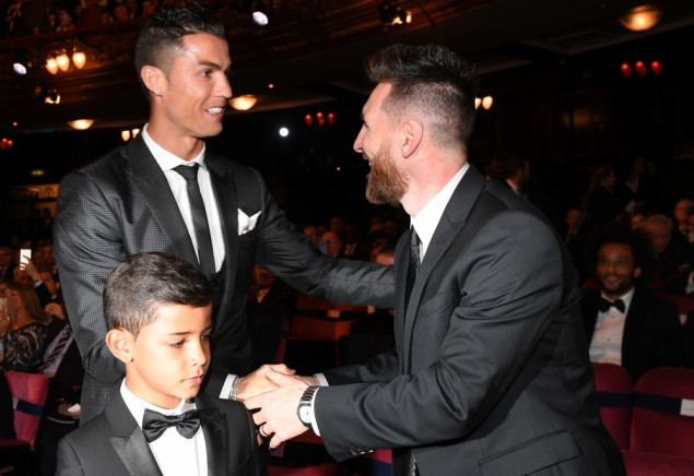 Ronaldo pobijedio Messija u glasanju navijača za Zlatnu loptu svih vremena Ronaldo pobijedio Messija u glasanju navijača za Zlatnu loptu svih vremena