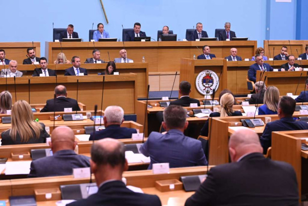 Osnovna neto plata nastavnika u RS-u od 1. januara 1.915 KM