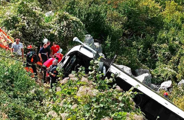 Autobus sletio s puta u Crnoj Gori, najmanje dvoje poginulih