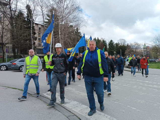 Rudari krenuli ka Gradskoj upravi, očekuju susret s Kasumovićem