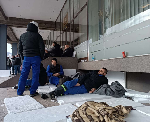 Rudari proveli noć na otvorenom, nastavljaju protest pred Gradskom upravom