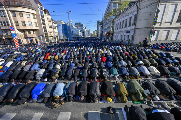 Hiljade vjernika bajram-namaz klanjalo i na ulicama oko džamija u Rusiji