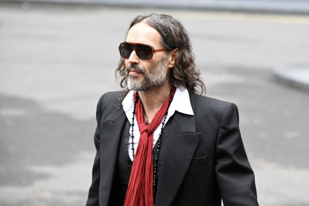 Russell Brand negirao optužbe za silovanje i seksualne napade pred sudom u Londonu Russell Brand negirao optužbe za silovanje i seksualne napade pred sudom u Londonu