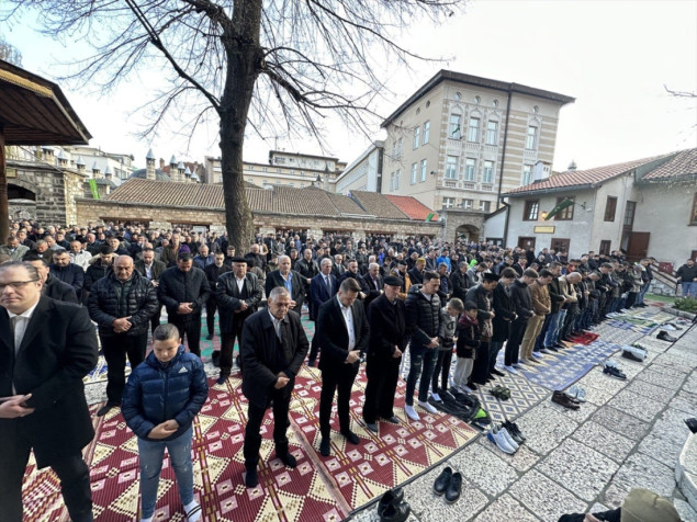Klanjan bajram-namaz u Gazi Husrev-begovoj džamiji u Sarajevu