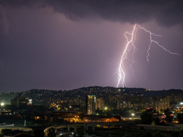 Nakon niza vrelih dana: Grmljavina i kiša zahvatili Sarajevo i okolinu