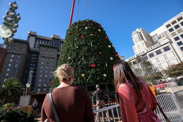 U San Franciscu počela instalacija božićnog drveta
