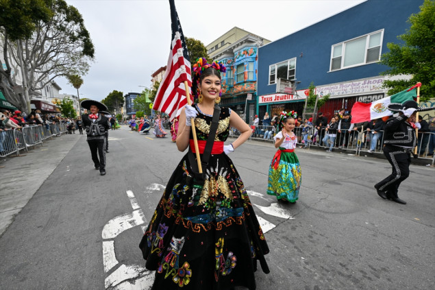 Stotine ljudi na karnevalu Latinoamerikanaca u San Franciscu