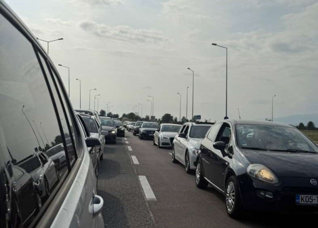 Duga kolona vozila na ulazu u BiH na graničnom prijelazu Velika Kladuša