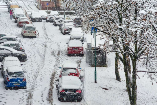 Klizav kolovoz usporava saobraćaj – vozači pozvani na dodatni oprez