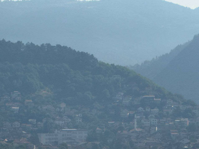 Sarajevo se guši u dimu, smrad paljevine uznemirio građane