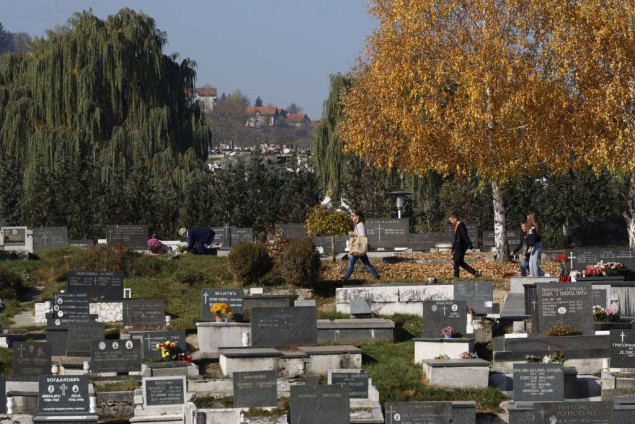 Sarajevska groblja prekrivena svijećama i cvijećem na dan Svih svetih