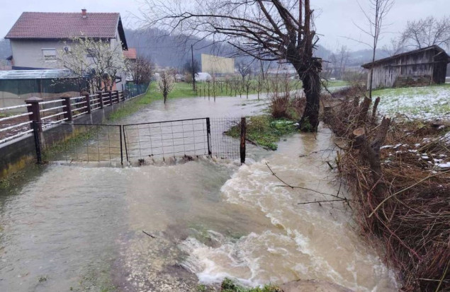 Obilne padavine izazvale poplave i prekid saobraćaja u TK
