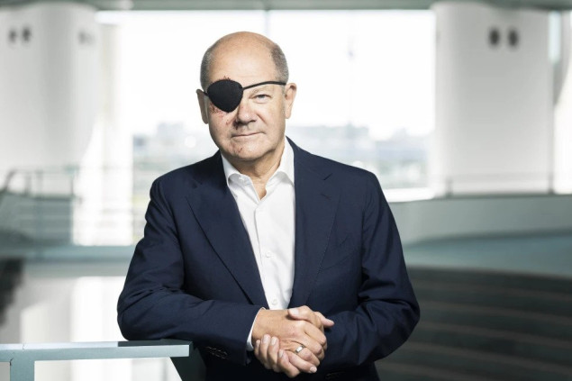 Scholz sa povezom na oku nakon pada: Jedva čekam da vidim meme