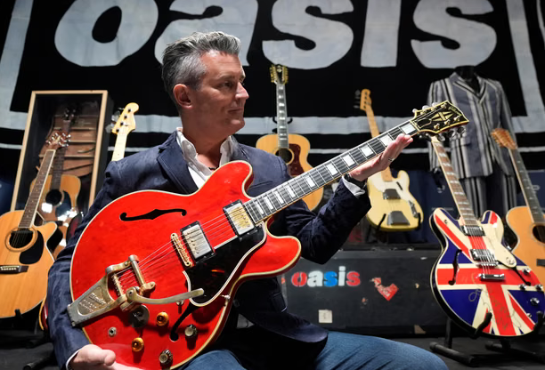 Gitara iz posljednje svađe Oasisa ide na aukciju – mogla bi dostići cijenu od pola miliona funti