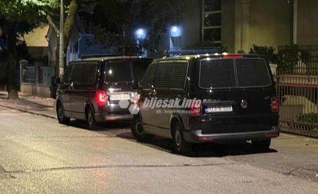 Oko stotinu Ultrasa ispred mostarskog zatvora: Pjesma, baklje i podrška pritvorenim članovima