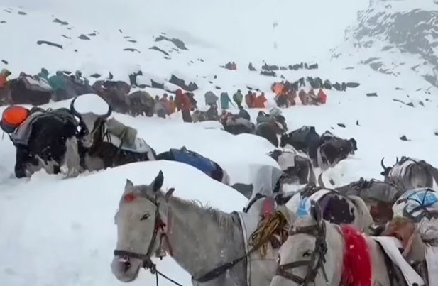 Mount Everest: Planinar poginuo, stotine evakuisanih dok se spasilačke operacije nastavljaju